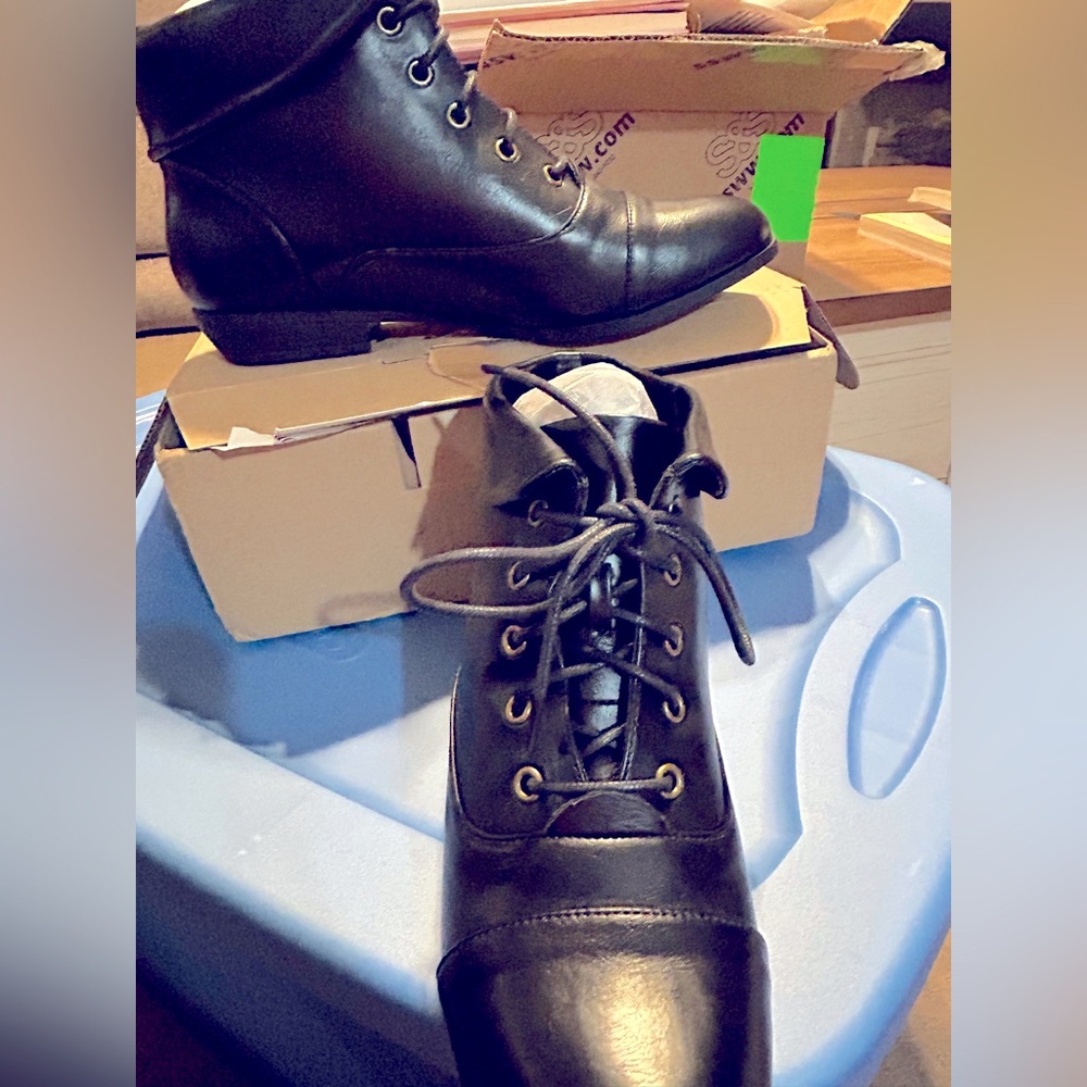 Comfort view size 10M ankle boots.  Never worn. Still in box.
